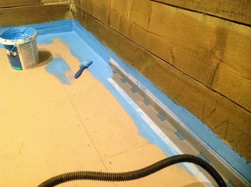 Гидроизоляция ванной в деревянном. Гидроизоляционная лента для ванной комнаты под плитку. Гидроизоляция ванной комнаты с деревянным полом. Гидроизоляция обмазочная для деревянных полов. Гидроизоляция на деревянный пол в ванной.