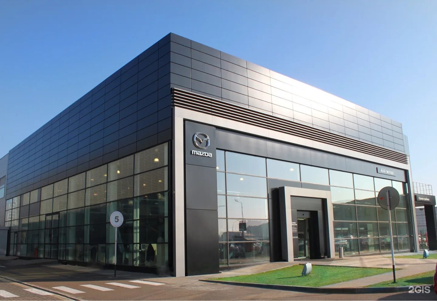 Автосалон фото. Дилерский центр Мазда. ААА Моторс Краснодар Мазда. Mazda Краснодар ААА Моторс фасад. Мазда Краснодар Аэропортовская.