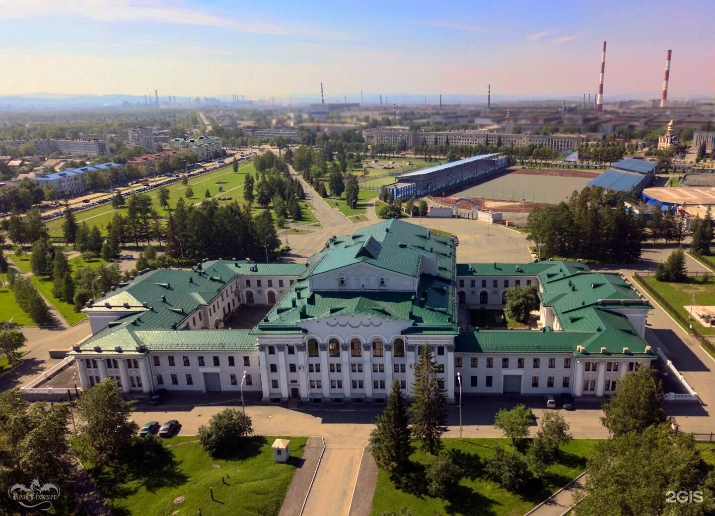 Дворец Окунева Нижний Тагил. ДК имени Окунева Нижний Тагил. Парк ДК имени Окунева Нижний Тагил. Нижнетагильский культуры дворец Окунева. Сайт дк окунева нижний тагил