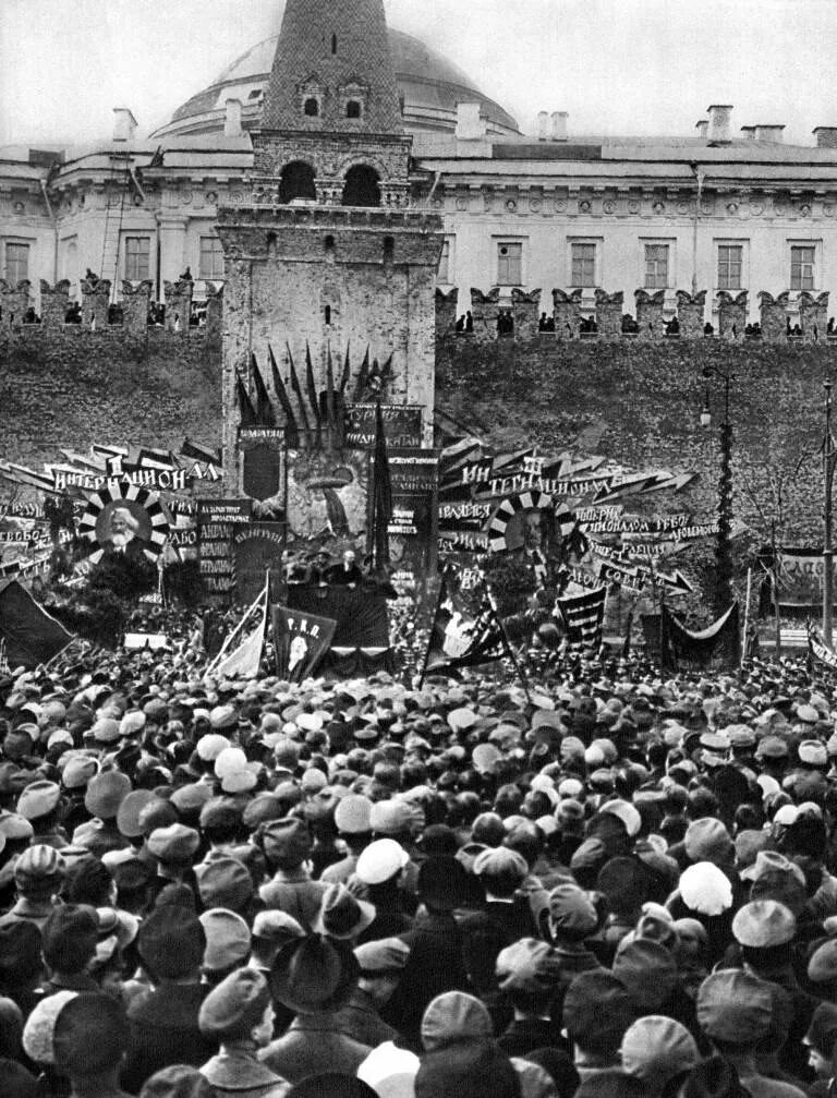 Революция 1917 в москве. 1 Мая 1933 Москва мавзолей. 1) Мавзолей в. и. Ленина на красной площади. Ленин 1919 год Москва. Склеп Ленина на красной площади.