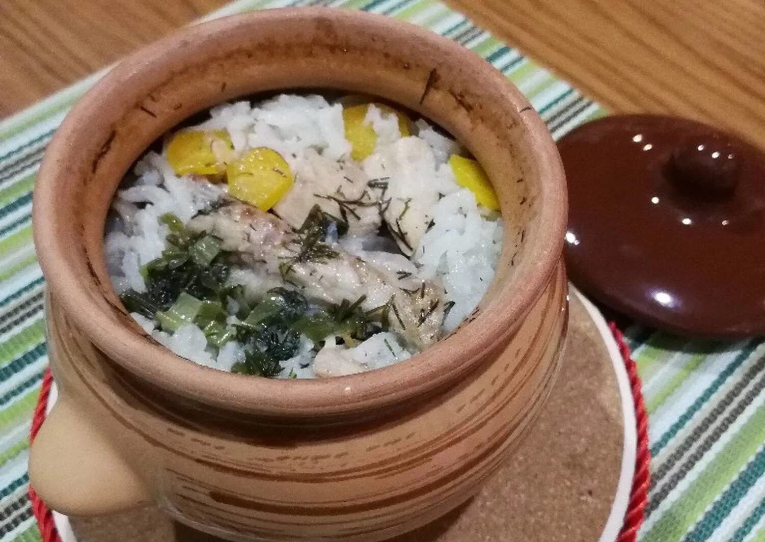 блюда в глиняном горшке. жаркое в горшочках в духовке с мясом. ковурма в горшочках. тушёная картошка с грибами в сметане. картошечка с грибами в горшочках.