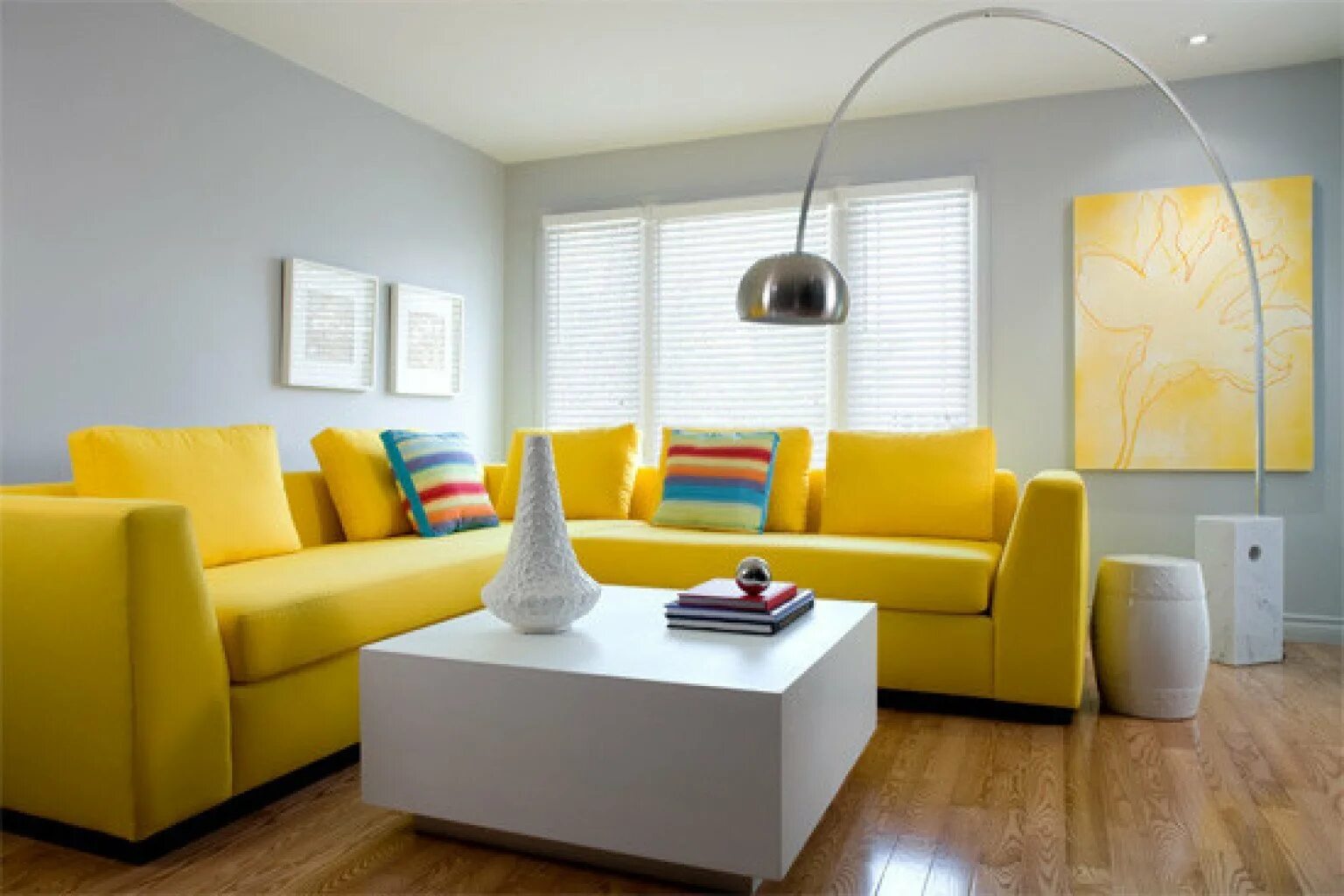 Желтый диван в интерьере. Яркий интерьер гостиной. Желтый цвет в интерьере. Гостиная в желтом цвете. Горчичные обои