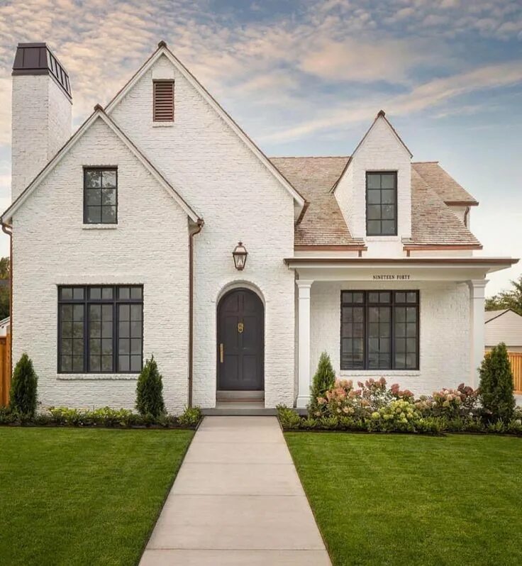 Белый дом строительство домов нижний. Белый дом строительство домов нижний. Дом с балконом и террасой. Красивые двухэтажные коттеджи. Белый фасад дома.