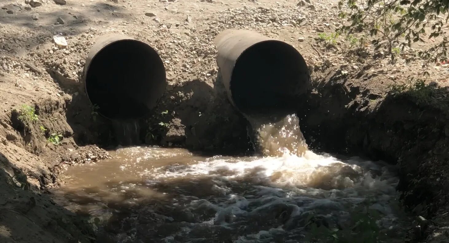 Загрязненная Волга Самара. Канализационные сточные воды. Сточная труба. Сброс ливневых стоков