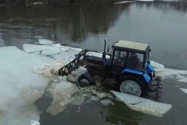 Утопленный трактор. Утопили трактор. Затонувший трактор. Трактор утонул