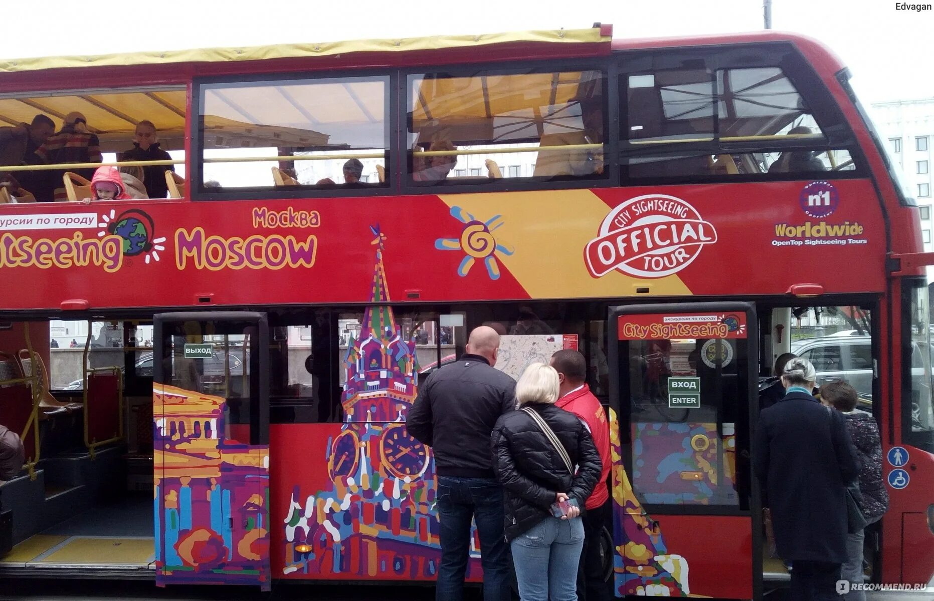 Экскурсии на красном двухэтажном автобусе. City Sightseeing Moscow автобус. Автобус Сити сайтсиинг Москва. Красный автобус Москва City Sightseeing. Двухэтажный автобус в Москве экскурсия.