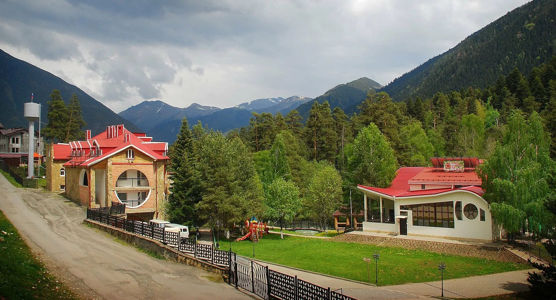 Теберда воздух. Теберда домбай зимой. Отель йети хаус теберда. Йети хаус домбай. Карачаево-черкесия горы архыз.