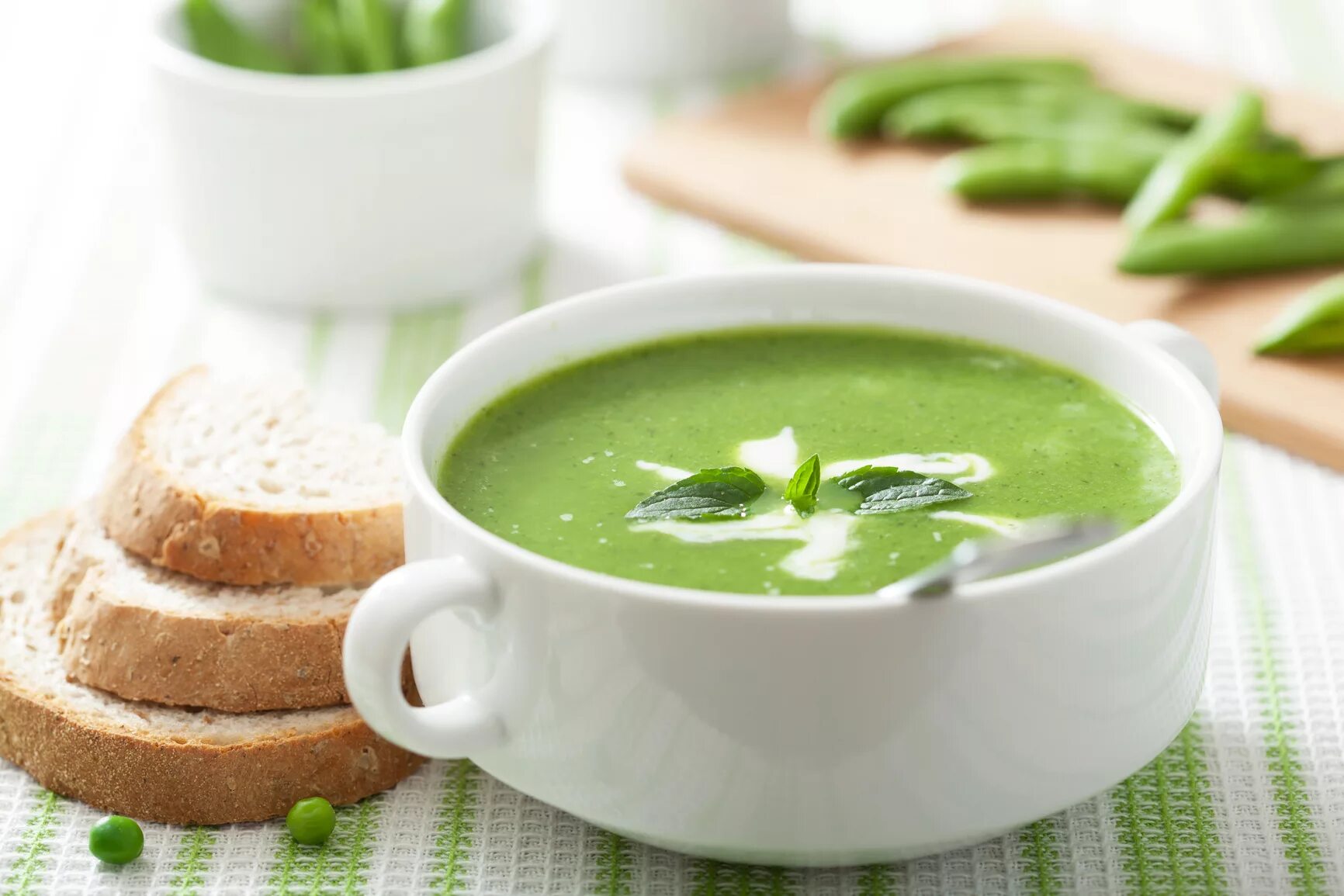 Крем суп из зеленого горошка. Шпинатовый крем суп. Суп пюре с зеленым горошком. Суп пюре из зеленого горошка. Суп из зеленого гороха