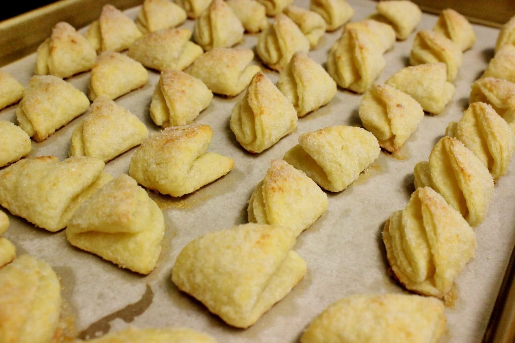 Печенье из творога треугольники в духовке рецепт. Печенье гусиные лапки. Творожное печенье гусиные лапки. Печенье на противне. Печенье гусиные лапки из творожного теста.