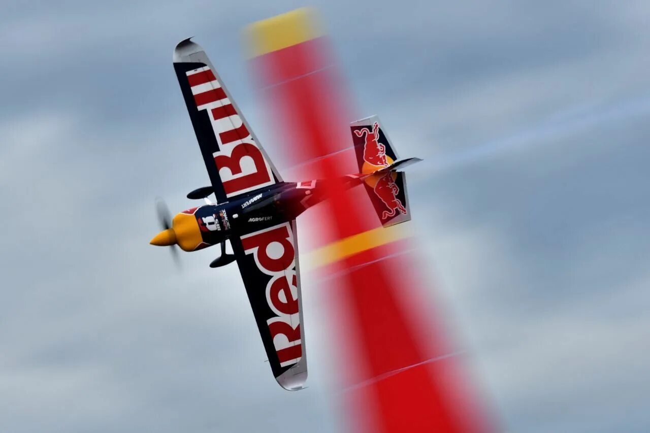 Самолеты red bull air. Avia racing engine air race. Red bull air race комбинезон. Red bull air race 2022. Red bull avia racing.