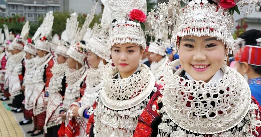 Россия вся в азии. Мяо Мяо 1. Мяо Мяо 2. Мяо национальный костюм. Китаянка в национальном костюме.