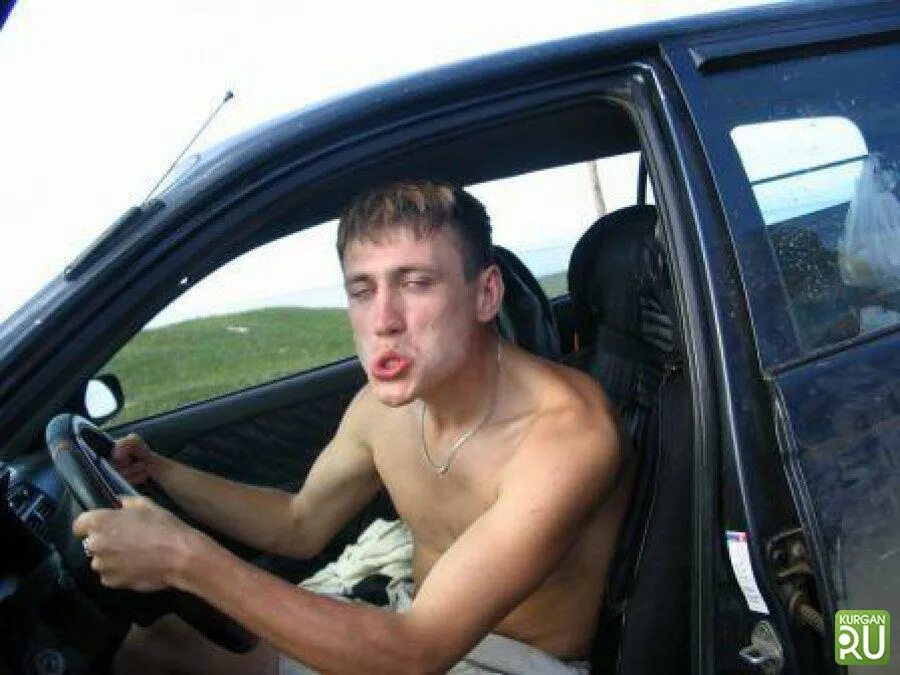 Мужик за рулем. Водитель в машине. Чайник за рулем. Урод за рулем. Опасный водитель.