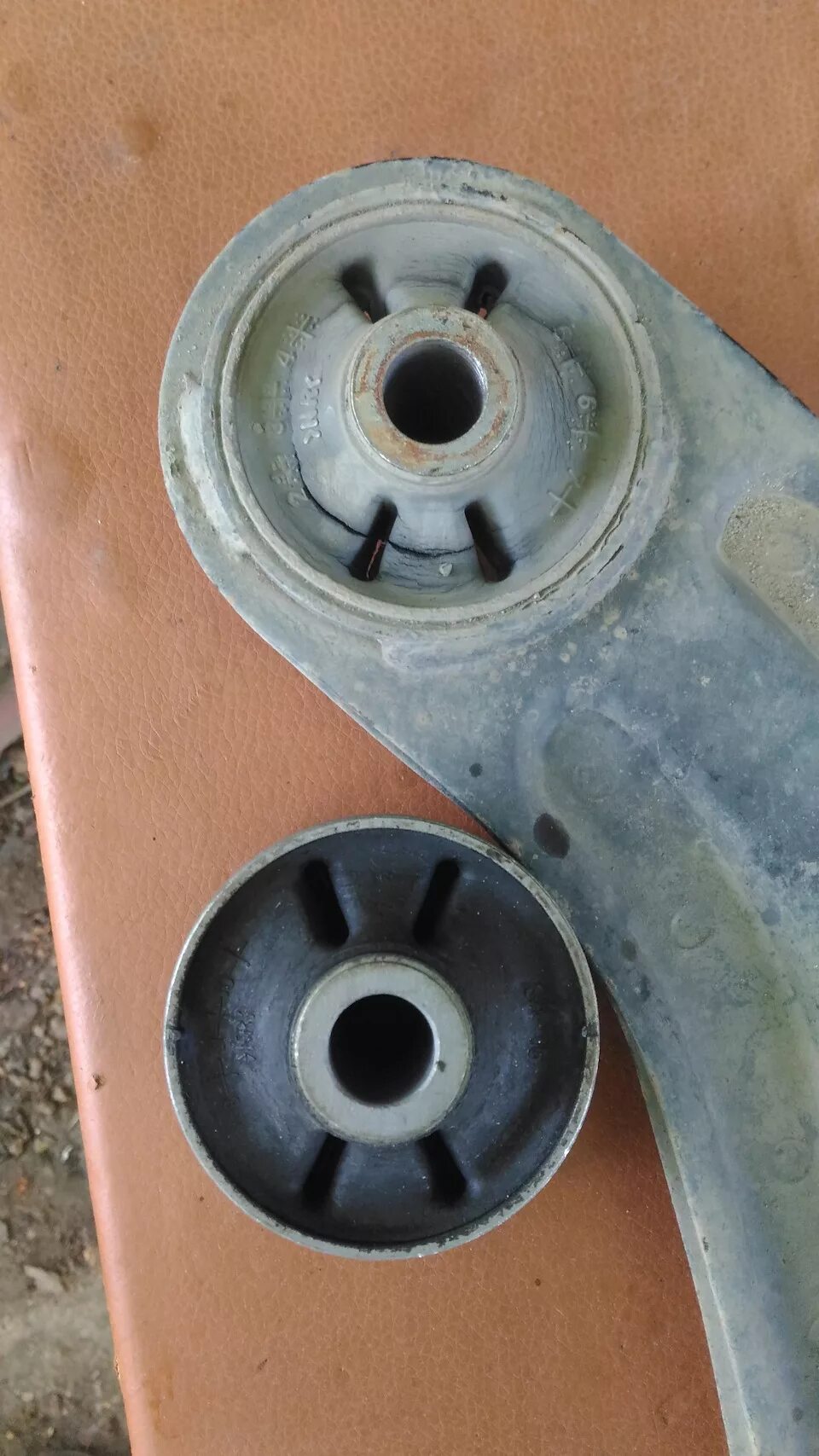 Сайлентблок хендай гетц. Hyundai getz задние сайлентблоки передних рычагов. 4. Сайлентблок переднего рычага задний хендай гетц. 54584k0000.