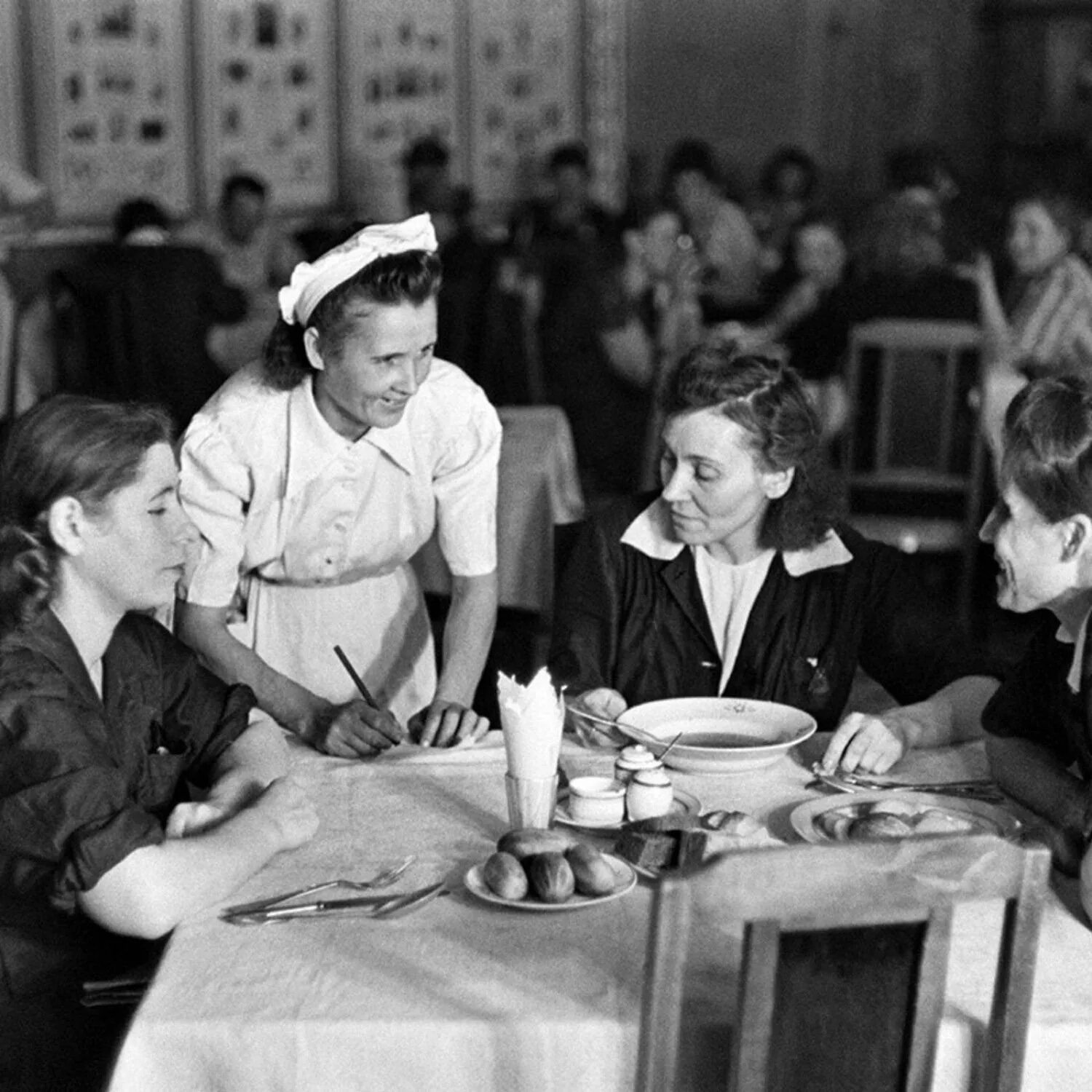 Столовая х. Столовая ссср 1930-е. кафе и рестораны 1950 ссср. ресторан ссср 30е. советская столовая 1960е.