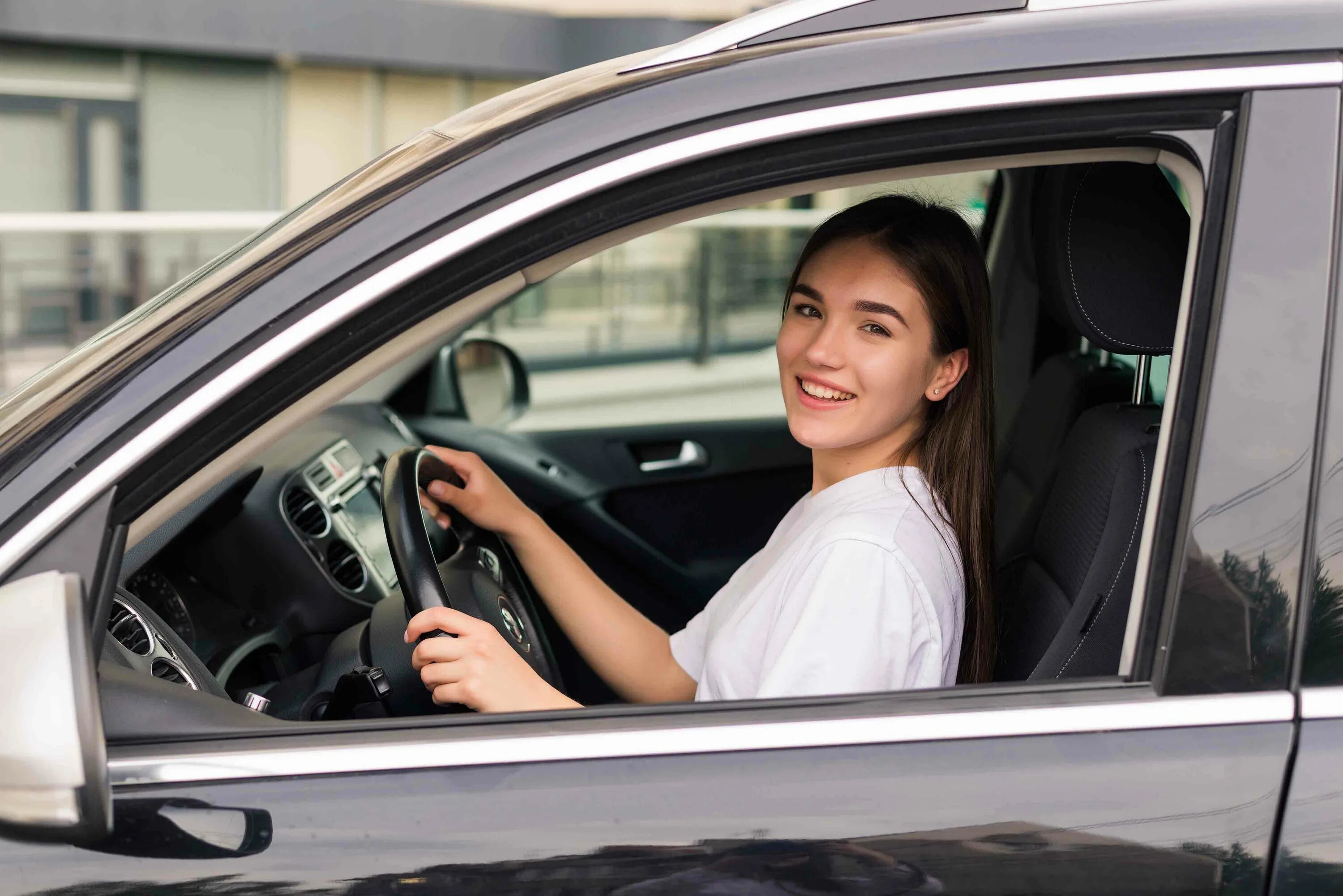 Напиши по образцу drive a car she. Водить машину. Девушка за рулем. За рулем авто. Девушка водит машину.