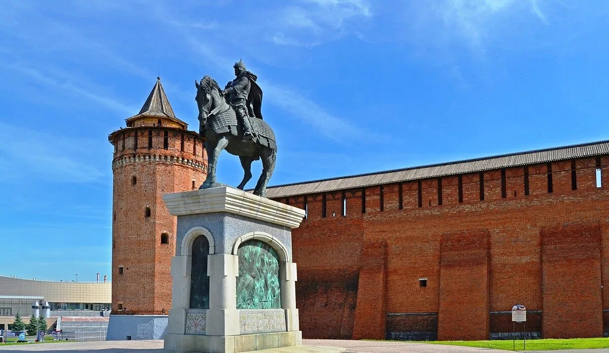 Коломна кремль экскурсии. Памятник Дмитрию Донскому в Коломне. Город Коломна памятник Дмитрия Донского. Коломенский Кремль памятник.