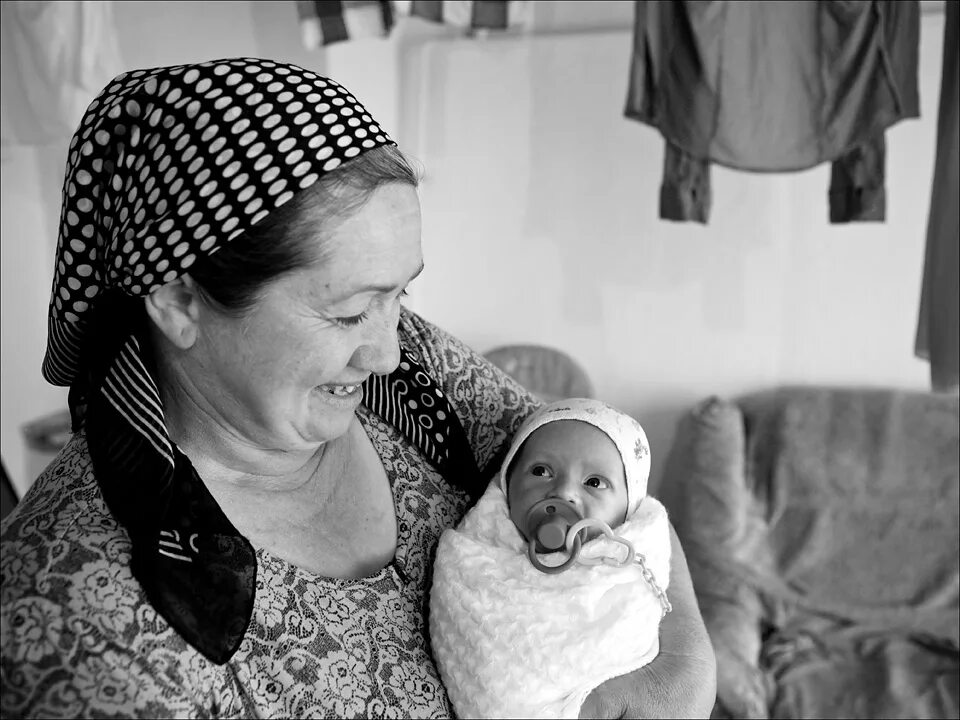 Чеченские бабушки. Бабушка в платке и внук. Чеченская женщина мать. Бабушка в платке с внуками.