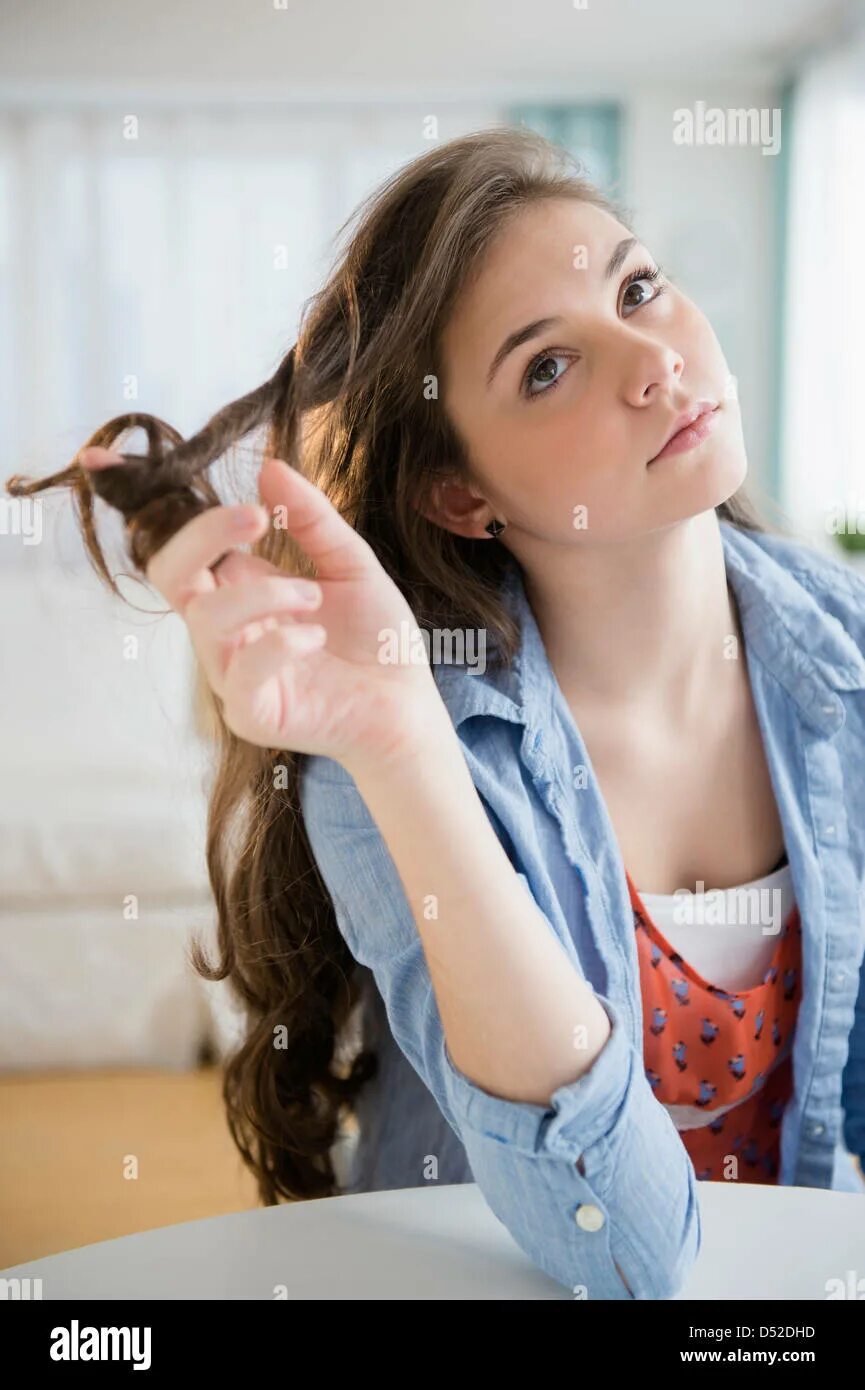 Накручивает волосы на палец. Крутить волосы. Волосы закручены на пальце. Девушка накручивает волосы на палец. Волосы закручены на пальце.