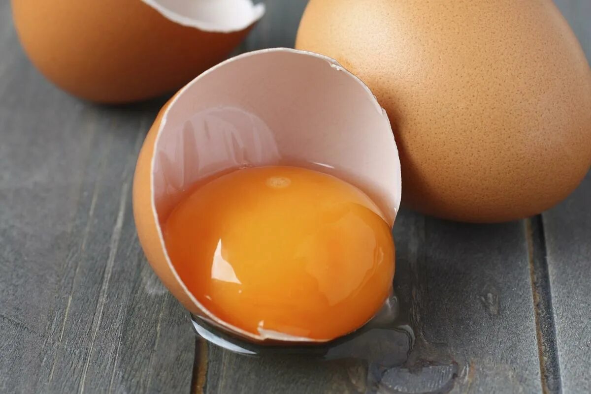 Страстное яйцо. Яичный желток. Куриный желток. Желток куриного яйца. Разбитое яйцо.