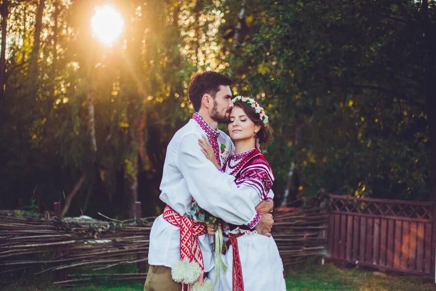 Свадебный наряд белорусов. Казаки свадебные наряды. Русский танец на природе. Традиционная пара. Родосвет.