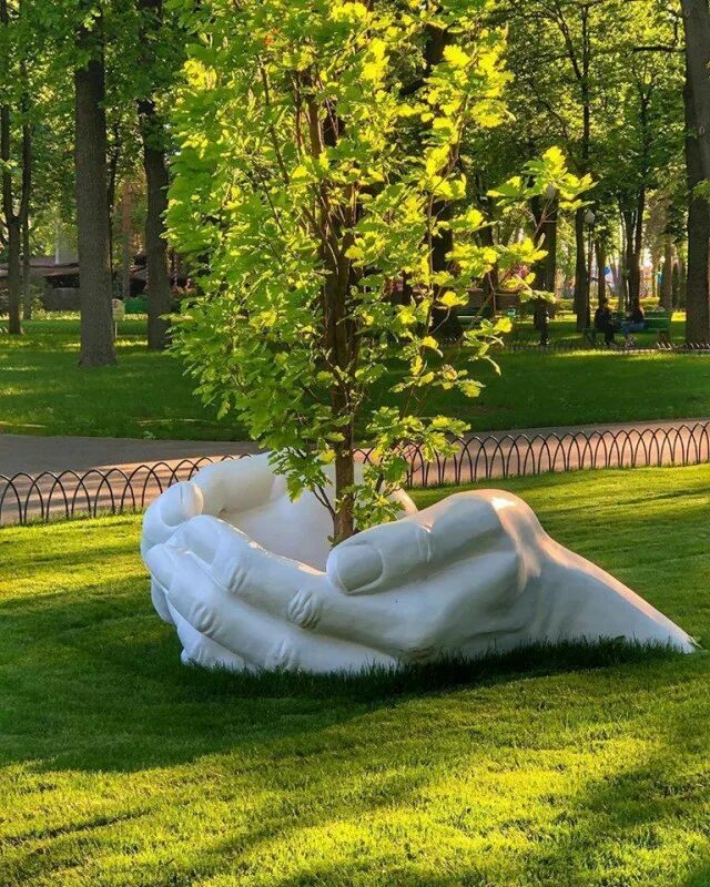 Скульптуры из живых деревьев где находятся. Дерево в ладонях скульптура. скульптуры для сада. арт объекты в ландшафтном дизайне. оригинальные скульптуры.