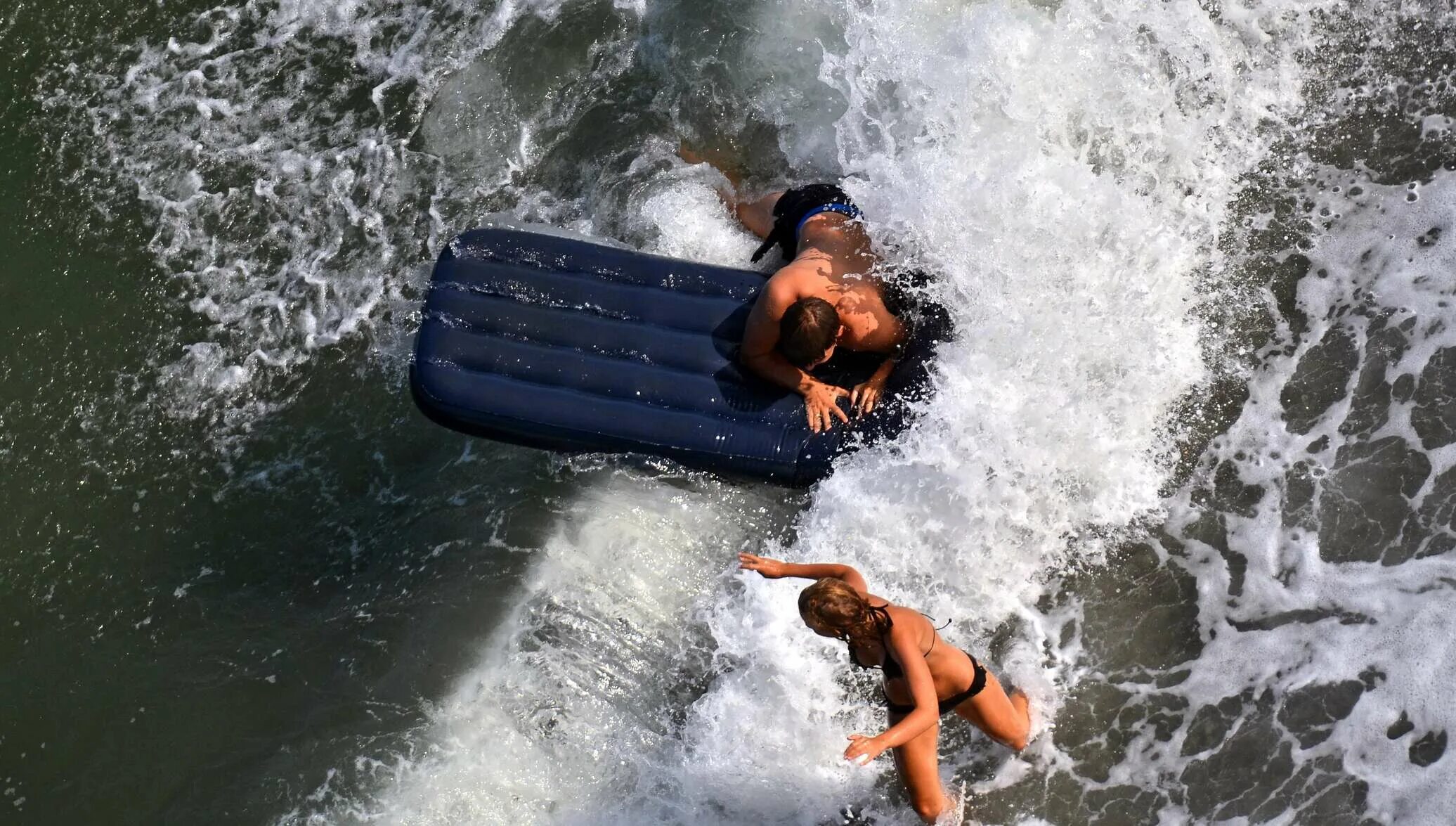 Вода уносит жизни. Люди на матрасе в воде. Матрас на море. Человек на надувном матрасе. Человек на матрасе в море.