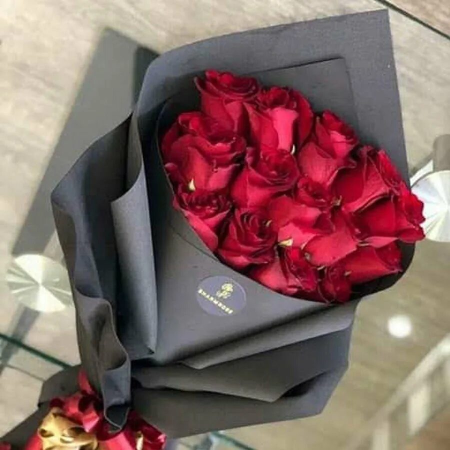 Розы в упаковке как сохранить. Розы в красивой упаковке. Красные розы в черной упаковке. Букет в черной упаковке. Букет цветов в обертке.