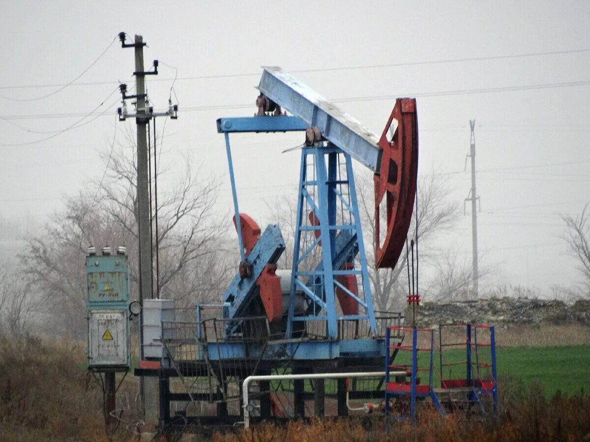Нефть 1 апреля. Арчединское месторождение волгоградская область. месторождения нефти волгоградской области. волгоградская область фролово нефть. нефтедобыча в волгоградской области.