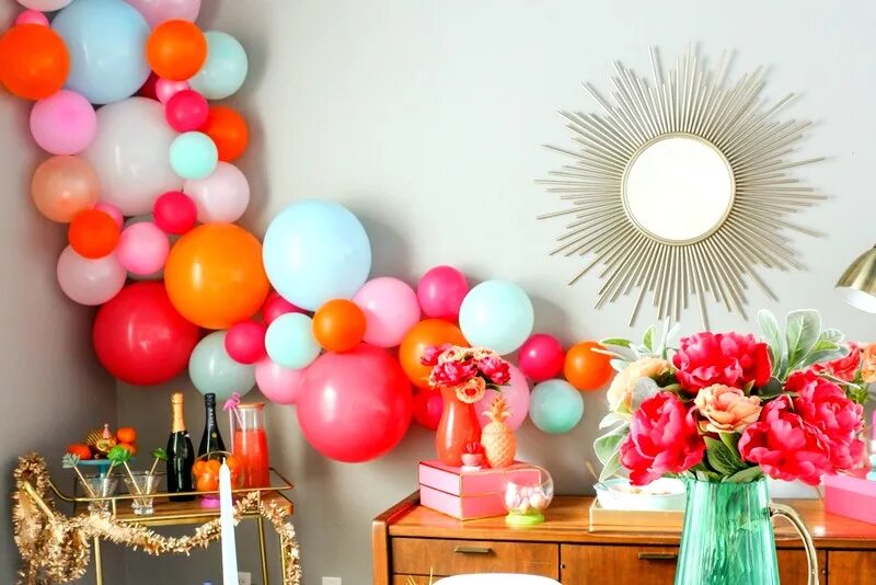 Комната с шарами. Украшение праздника воздушными шарами. Украшение комнаты шарами. Украсить комнату шариками. Украшение интерьера к Дню рождения.