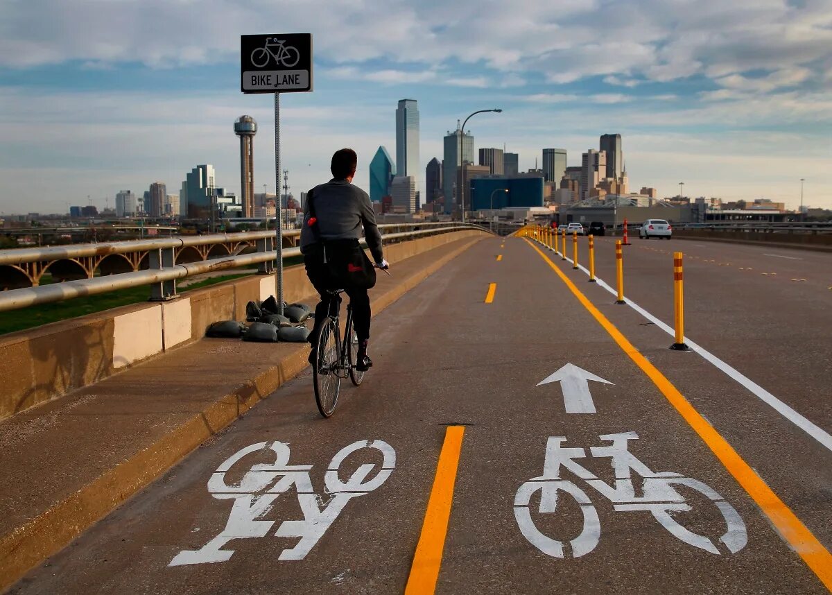 Беговая и велодорожка. Bidirectional Bike Lanes. - Turning car Lanes into Bike Lanes. Bike lane