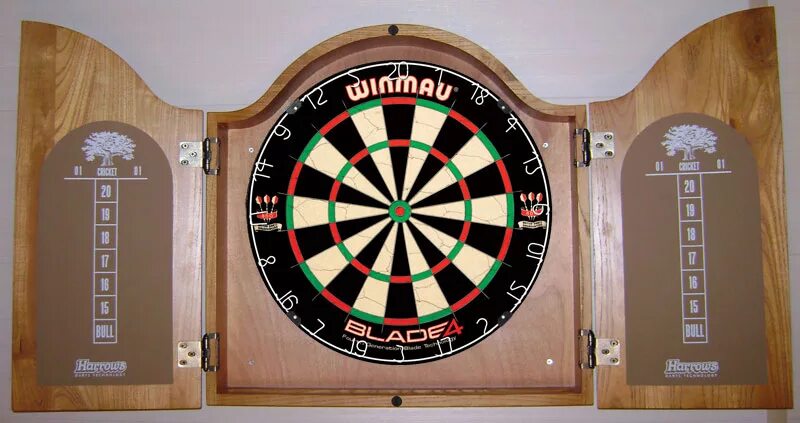 Правила дартса расстояние до мишени. Как вешать дартс. Дартс правила игры расстояние до мишени. Дартс на входной двери. Набор для игры в дартс larsen dg5615c.