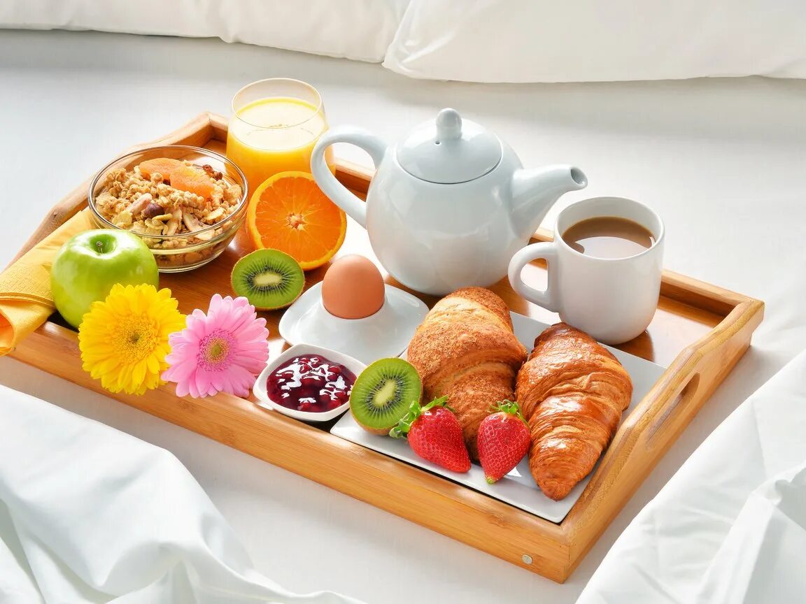 аппетитный завтрак. красивый завтрак. завтрак в постель фрукты. утренний завтрак. вкусный завтрак.