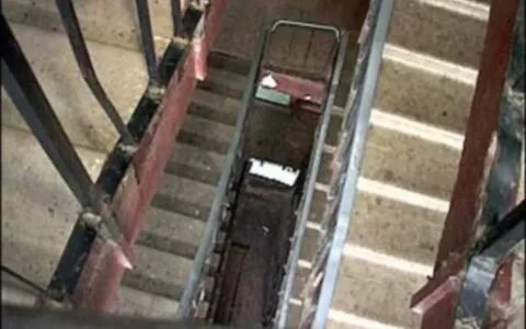 Упал в лестничный пролет