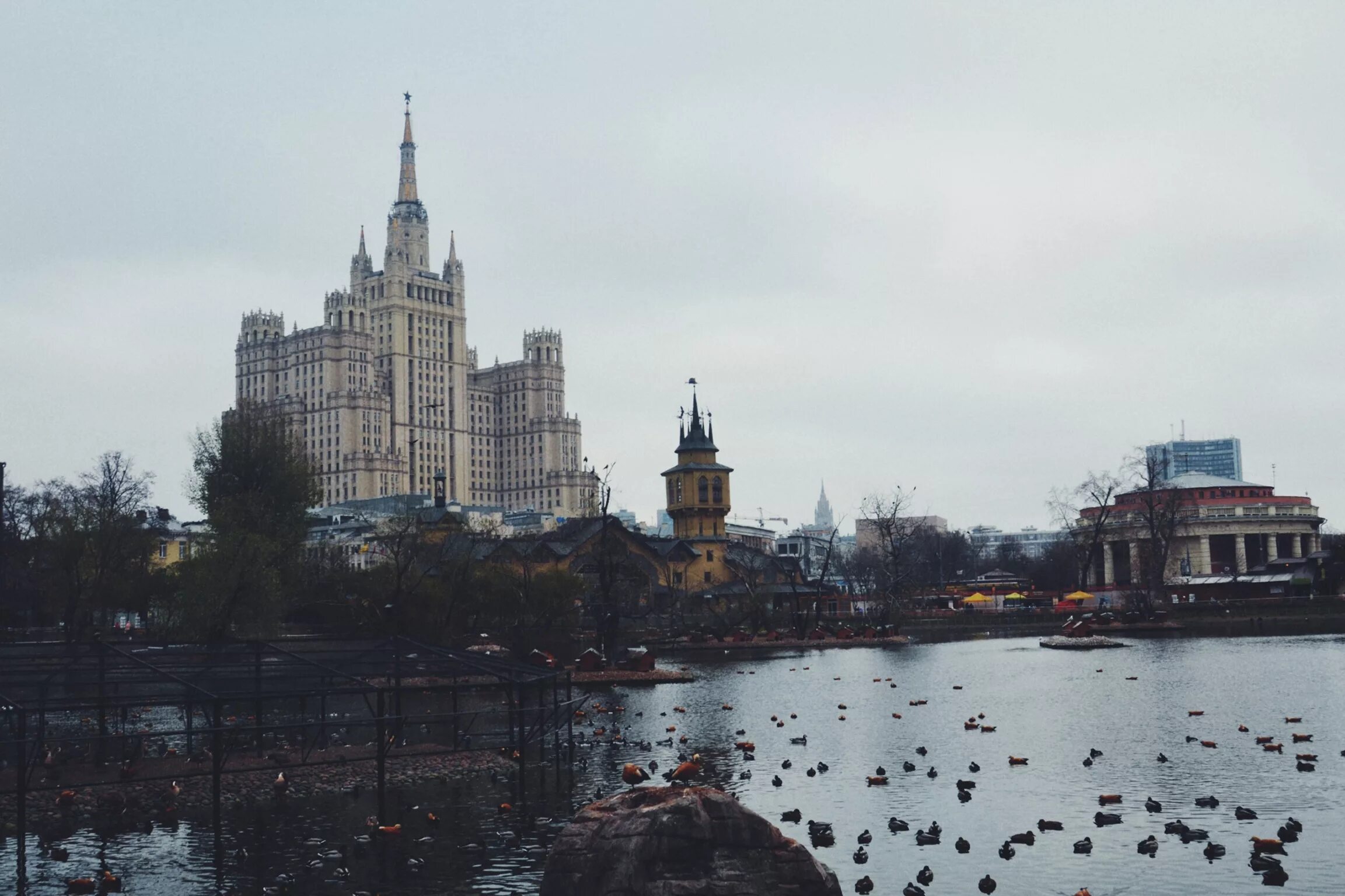 Москва пасмурно. Москва в ноябре. Дождливая Москва. Москва в ноябре фото.