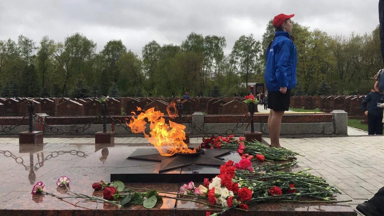 Кладбище вечный огонь Краснодар. Ко Дню Победы с яблоками. Фото могил на вечном огне Виноградова Великий Устюг.