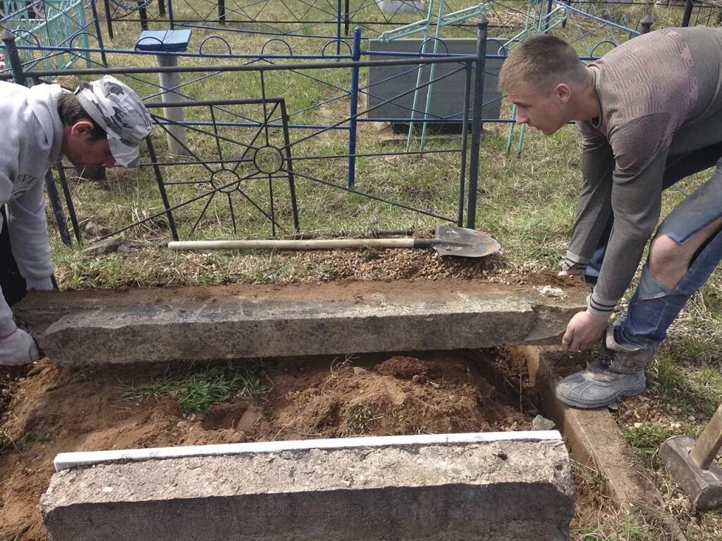 Поправить памятник на кладбище. Опалубка на могилу. Фундамент для памятника. Фундамент на могилу. Фундамент под могилу.