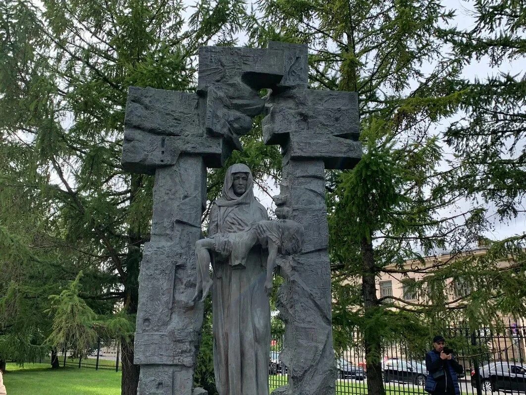 Памятник жертвам Беслана в Санкт-Петербурге. Памятник детям Беслана в Санкт-Петербурге. Памятник детям Беслана. Мемориал жертвам Беслана. Памятник жертвам беслана