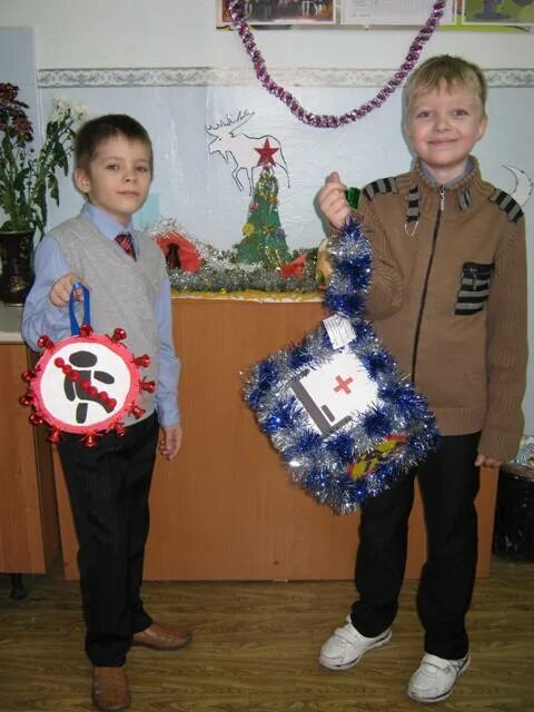 Новогодние часы пдд. Новогодняя поделка в стиле ПДД. Дорожный знак на новогодней елке. Игрушка на елку дорожный знак. Новогодняя игрушка на конкурс по правилам дорожного движения.