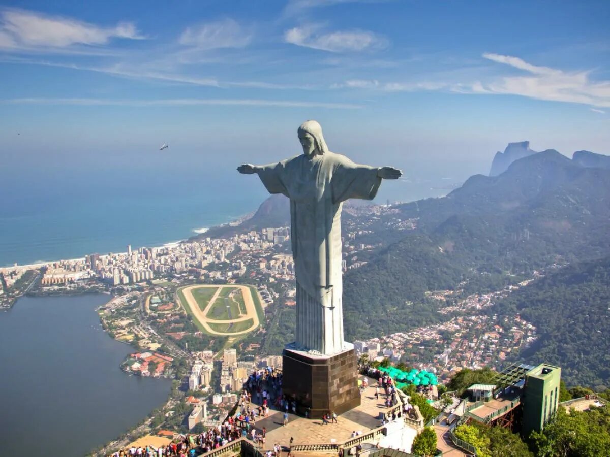 Памятники бразилии. Статуя Христа-Искупителя Бразилия. Латинская Америка Рио де Жанейро. Южная Америка статуя Христа Искупителя. Статуя в Рио-де-Жанейро.
