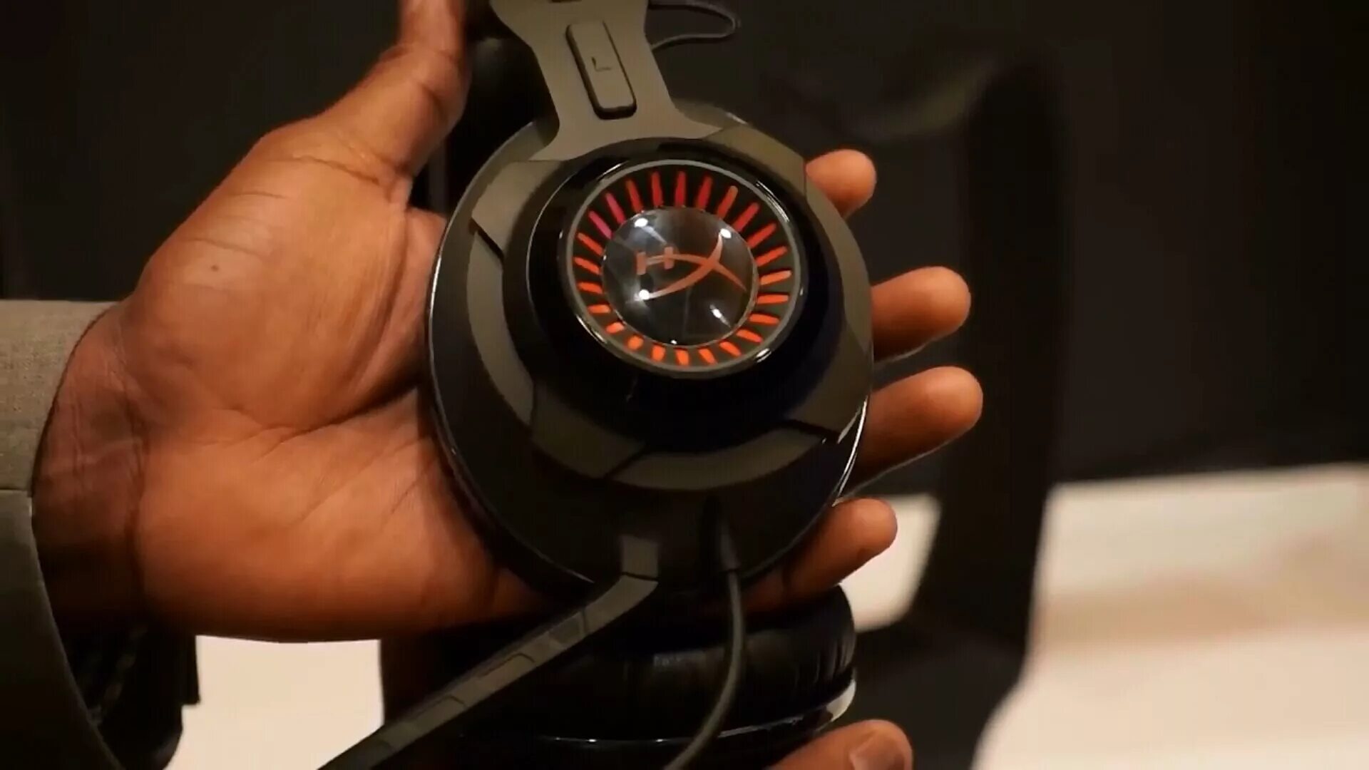 Hyper x revolvers. Веб камера hyperx. клауд револьвер. hyperx ручка. порванные амбушюры hyperx revolver.
