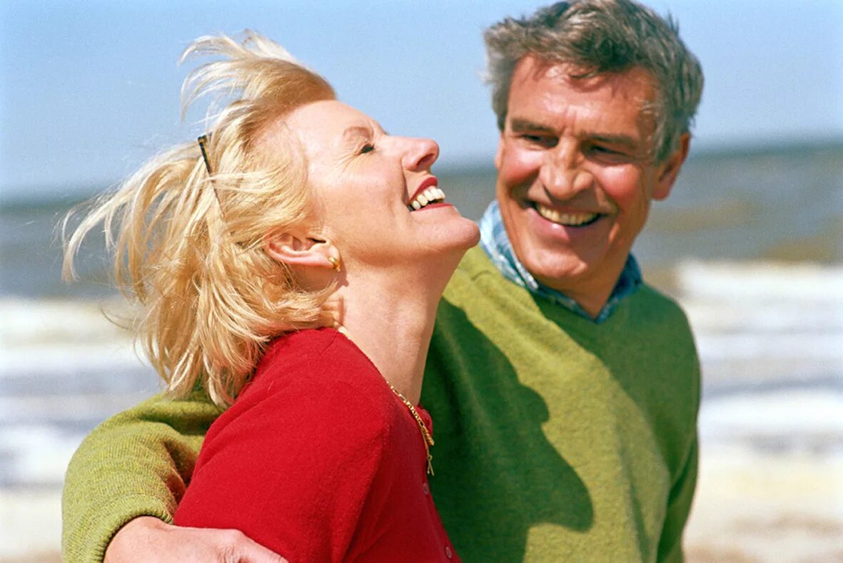 Возросло фото. Мужчина и женщина среднего возраста. Люди зрелого возраста. Счастливые отношения. Мужчина и женщина в возрасте.
