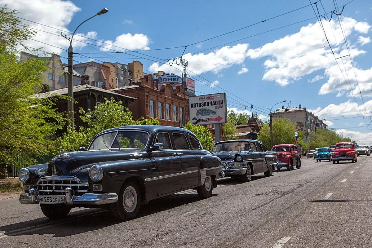 Сколько машин в чите. Машины в городе Чита. Москвич 408 Бриллиантовая рука. Ретро выставка на площади Дзержинского. День города Чита автомобили параллельно ретро.