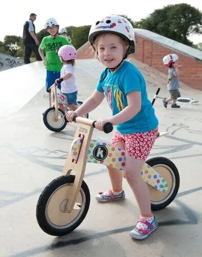 Беговел шлем. Шлем для беговела. Шлем для беговела детский. Двухколесный велосипед для детей.