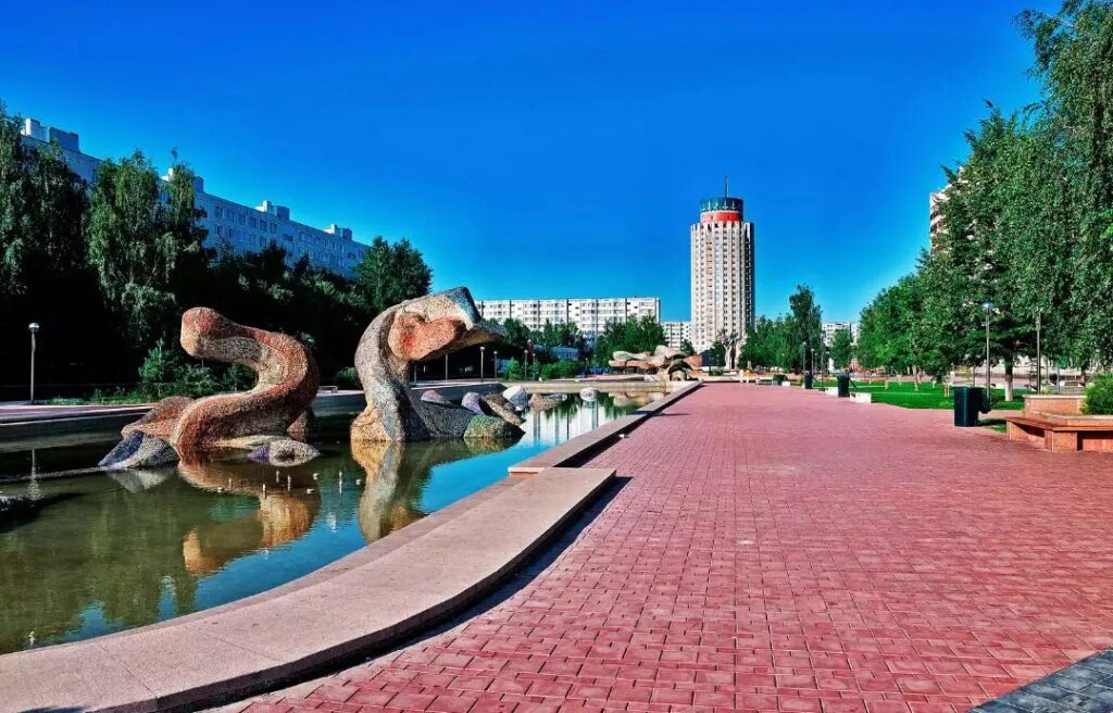 Фонтаны челны фонтаны набережные на бульваре энтузиастов. Бульвар энтузиастов набережные. Бульвар энтузиастов скульптуры ханова. Достопримечательности города набережные челны бульвар энтузиастов. Набережные челны челны бульвар энтузиастов фонтан.