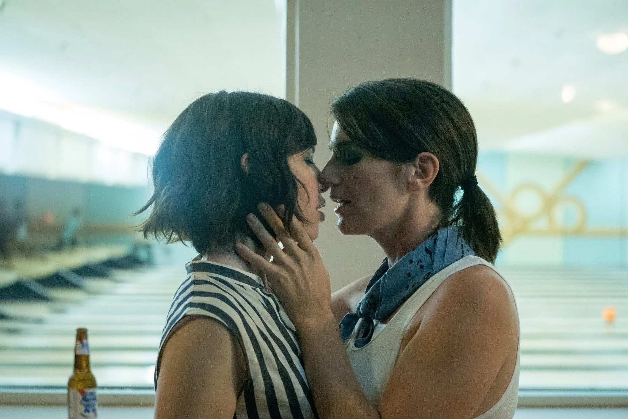 Between girls. Девушка в платье фото. Американские фотожурналисты. Сплетни фото. Фотограф боб карлос кларк.