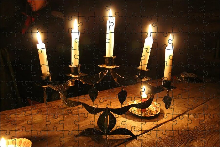 освещение свечкой. освещение свечкой. рождественские свечи в темноте. освещение свечкой. свет от свечи.