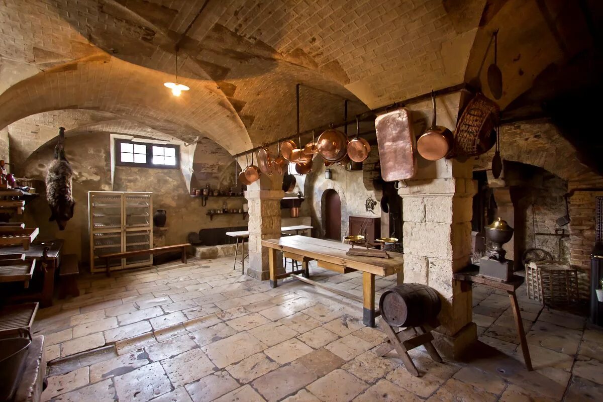 шильонский замок рыцарский зал. интерьер средневекового замка. романский монастырь внутри кельи. камин средневековый романский стиль. постоялый двор в монастыре средневековой европе.