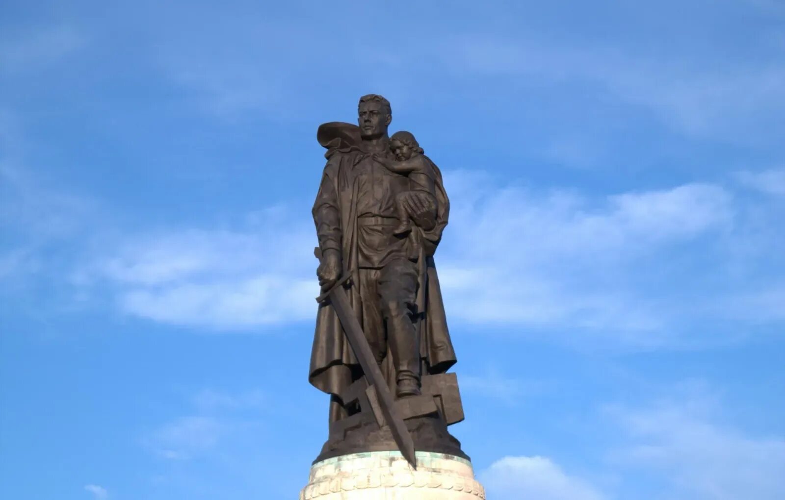Памятник солдату с девочкой спасенной на руках. Памятник солдату с девочкой спасенной на руках