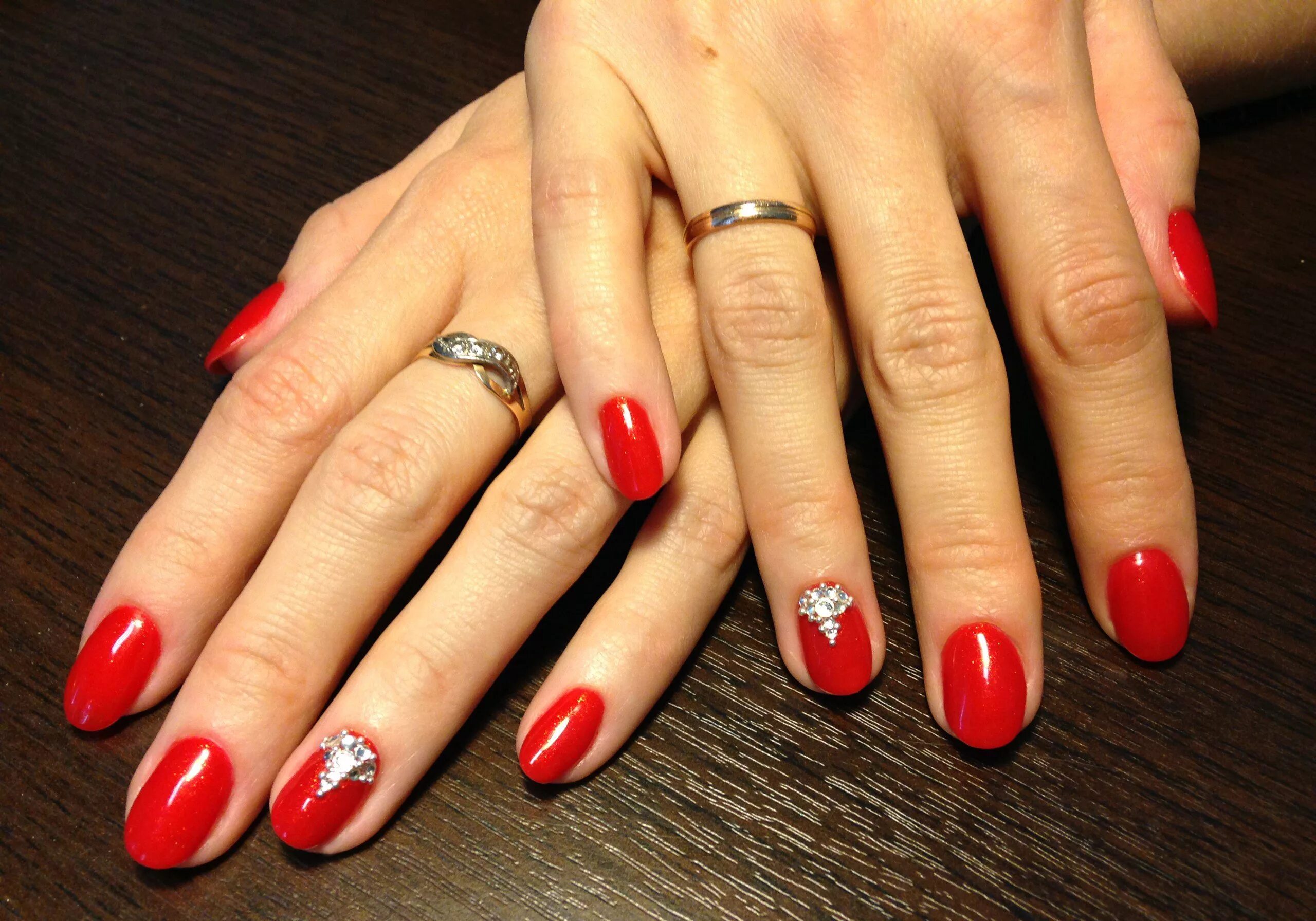 Красный маникюр. Красеыйманмкюр со стразами. Маникюр красные ворота. Необычные красные ногти. Маникюр красные ворота.