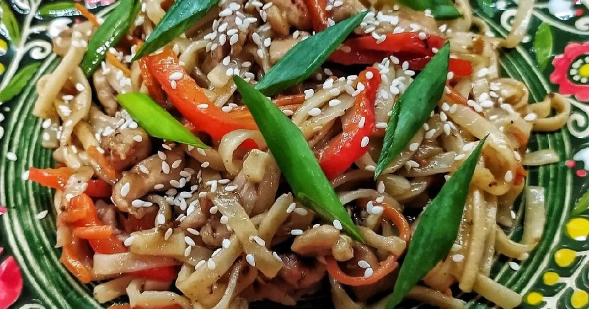 Курица терияки с лапшой удон рецепт. Удон терияки. удон с курицей в соусе терияки. лапша удон с курицей и овощами в соусе терияки. курица терияки с лапшой.